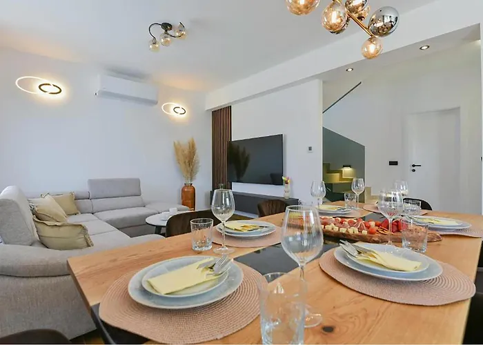 Luxurious In Feriehus Sukošan